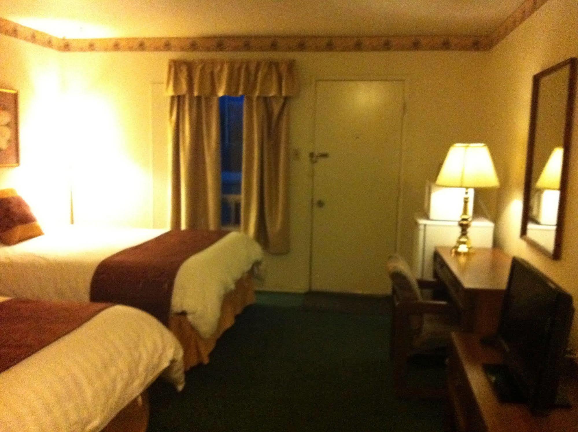 Redwood Motor Inn ブランドン エクステリア 写真
